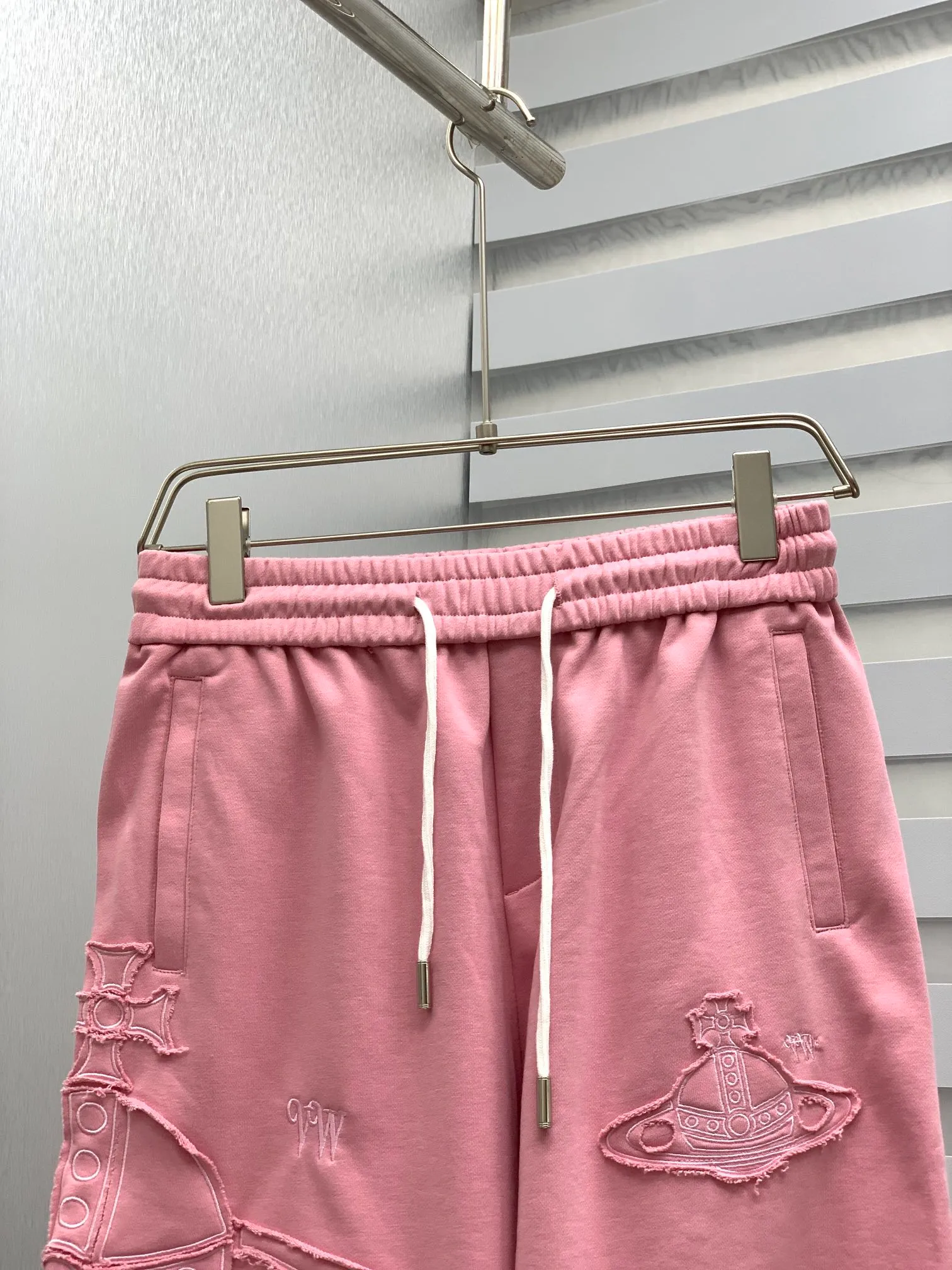 Queen Mother's 2026 summer New Arrival men's casual shorts, advanced custom Breathable fabric, Breathable elasticity and comfort, impeccable details, top accessories, original logo design concept, delicate and soft feel! The upper body fit is awesome! Size: M-XXXL Please state your height and weight when ordering
